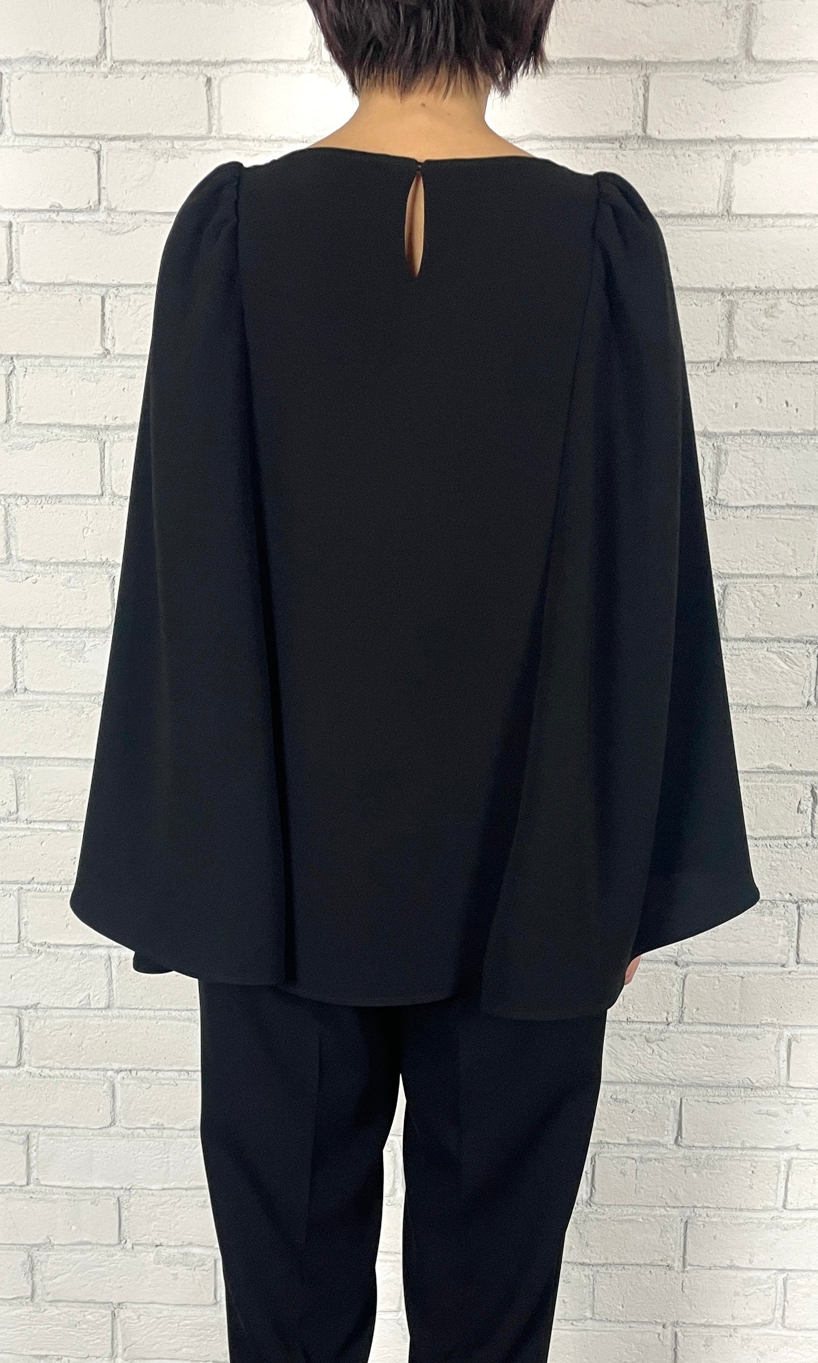 トリアセ ギャザーケープブラウス＜ブラック＞ – M・fil 公式